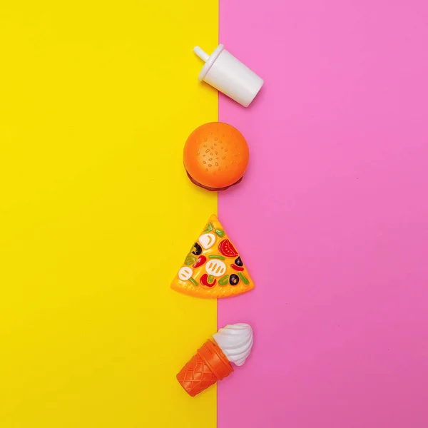 Cibo spazzatura plastica su sfondo colorato. Fast food piatto lay mini — Foto Stock
