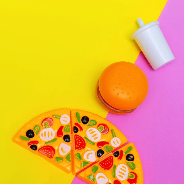 Plastic junk food op gekleurde achtergrond. Fast Food platte lay min — Stockfoto