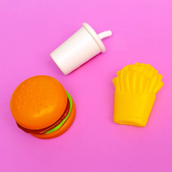 Plastic Fast Food op gekleurde achtergrond. Junk food platte lay — Stockfoto