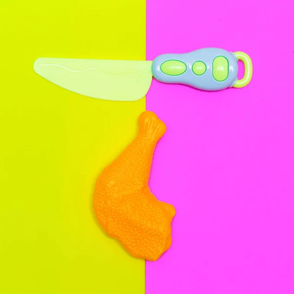 Toy plastic kip. Voedsel creatieve platte lay minimal art — Stockfoto