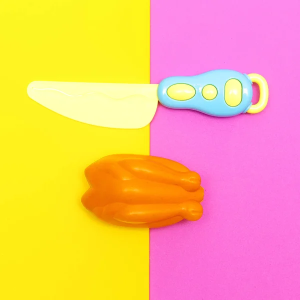 Toy plastic kip. Voedsel creatieve platte lay Art — Stockfoto