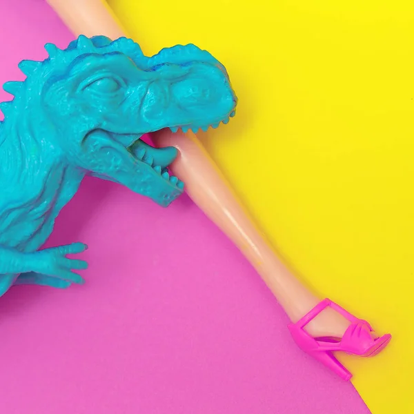 Dinosaurus eten van een doll's been minimale platte lay leuke kunst — Stockfoto