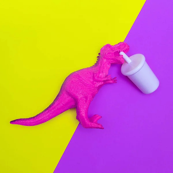 Πλαστικός δεινόσαυρος με σόδα. Ελάχιστη επίπεδη, αστεία τέχνη — Φωτογραφία Αρχείου