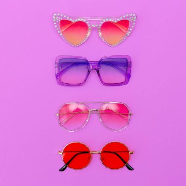 Trendy retro güneş gözlüğü karışımı . Şık aksesuar. Düz yatıyordu