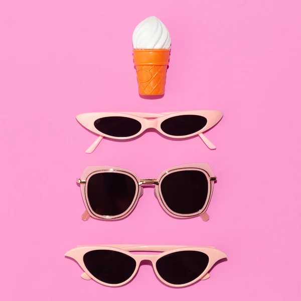 Set de gafas de sol retro de moda. Elegante accesorio de verano. Puesta plana — Foto de Stock