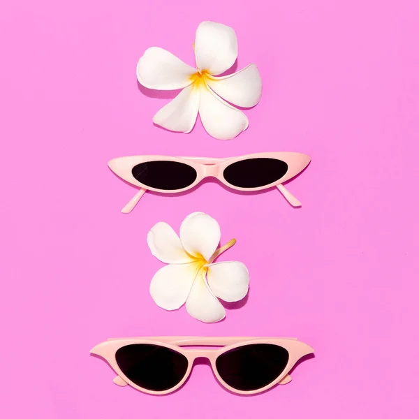 Set de gafas de sol retro de moda. Elegante accesorio de tendencia de verano. Fl — Foto de Stock