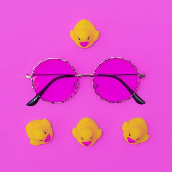 Trendy Retro roze zonnebril mix. Stijlvolle accessoire. Platte lay — Stockfoto