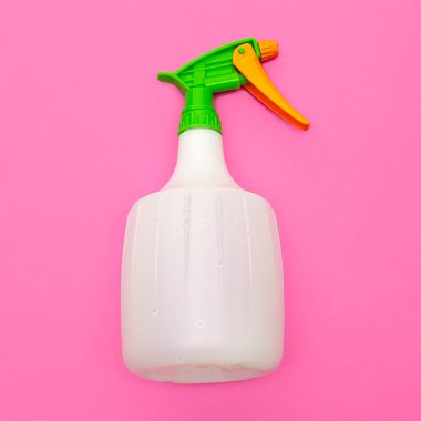  Plastik sprey deterjan şişe pembe arka plan üzerinde izole
