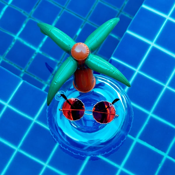 Elegantes gafas de sol accesorias en el fondo de la piscina. Vaca de verano —  Fotos de Stock