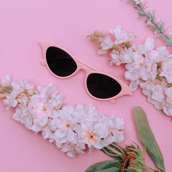Eyewear tillbehörs koncept. Snygga retro rosa solglasögon — Stockfoto