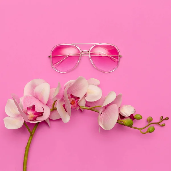 Έννοια Αξεσουάρ γυαλιά. Κομψό ροζ γυαλιά ηλίου — Φωτογραφία Αρχείου