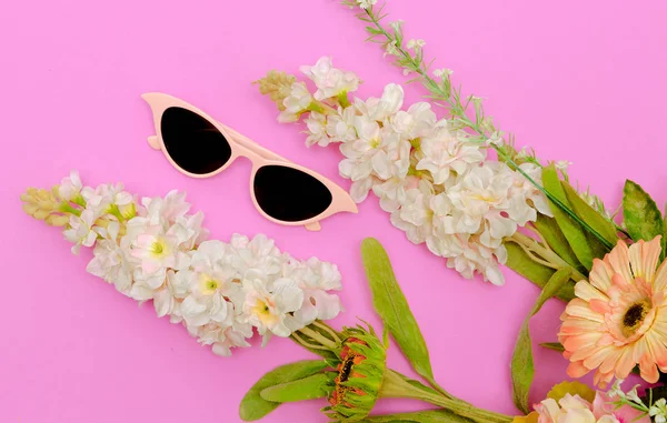 Brillenzubehör-Konzept. stylische Retro-Sonnenbrille — Stockfoto