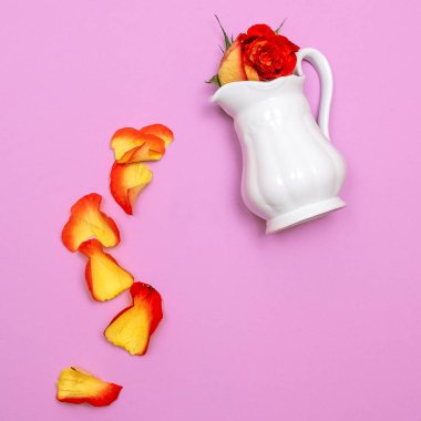 Gül ve yaprakları minimal düz dekor sanat yatıyordu