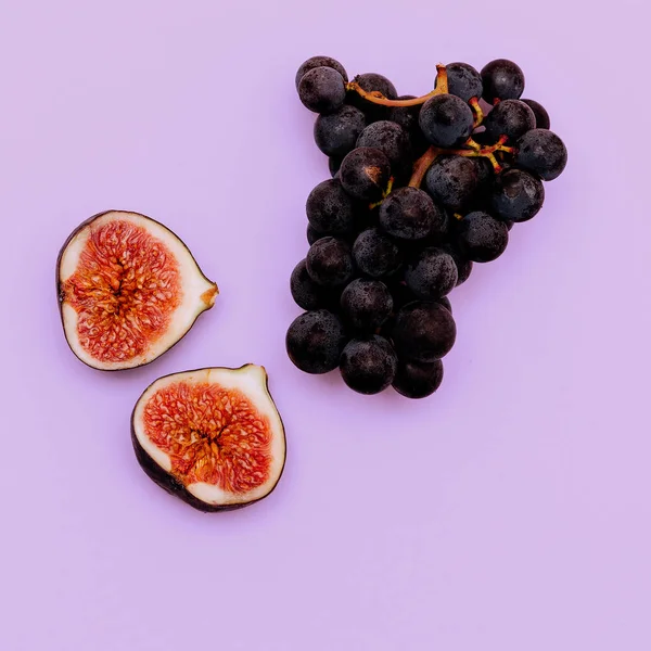 Misture figos frescos e uvas. Conceito de fruta. Mínimo flat lay art — Fotografia de Stock