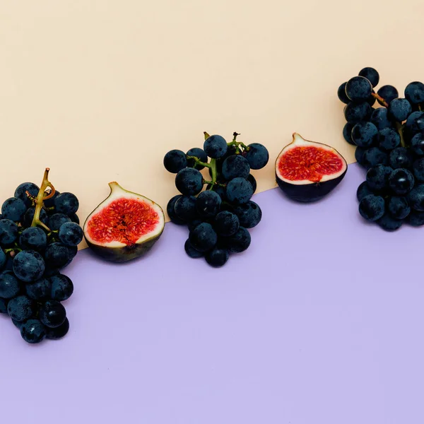 Figos e uvas frescos. Frutas cruas mínimo flat lay conceito arte — Fotografia de Stock