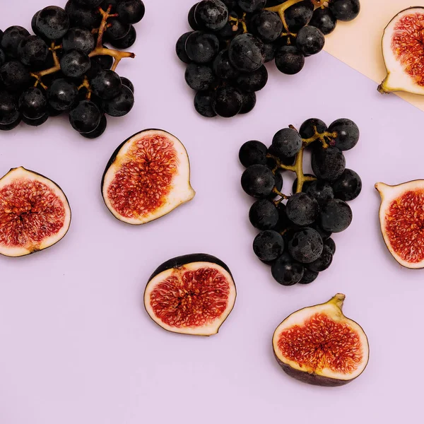 Uvas pretas e figos. Mínimo plana leigos frutas arte criativa — Fotografia de Stock