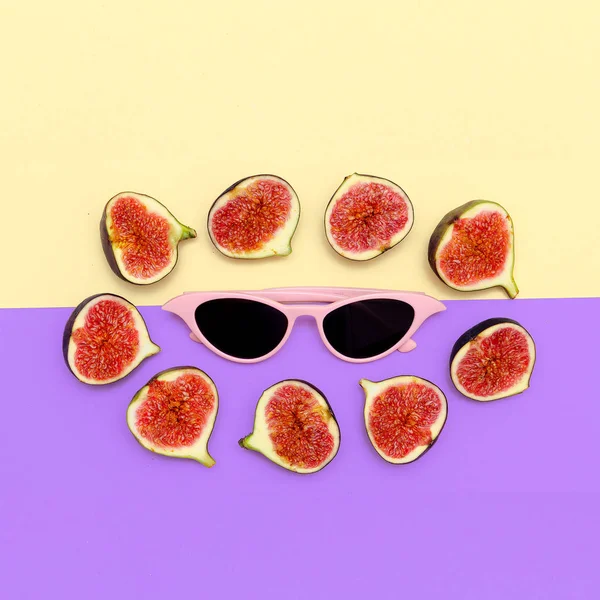 Sunglasses and Fresh figs. Minimal flat lay fashion creative art — Stock Photo, Image