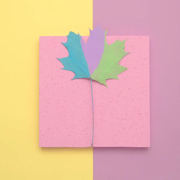 Höstsäsongen målning Leaf minimal Flat Lay höst kreativ konst — Stockfoto