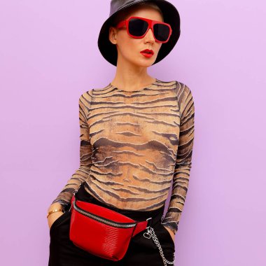 Moda Swag Kız. Şık aksesuarlar. Debriyaj, güneş gözlüğü ve h