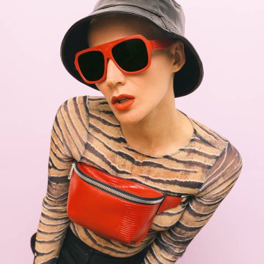 Moda Swag Modeli. Şık kırmızı aksesuarlar. Güneş gözlüğü, debriyaj 