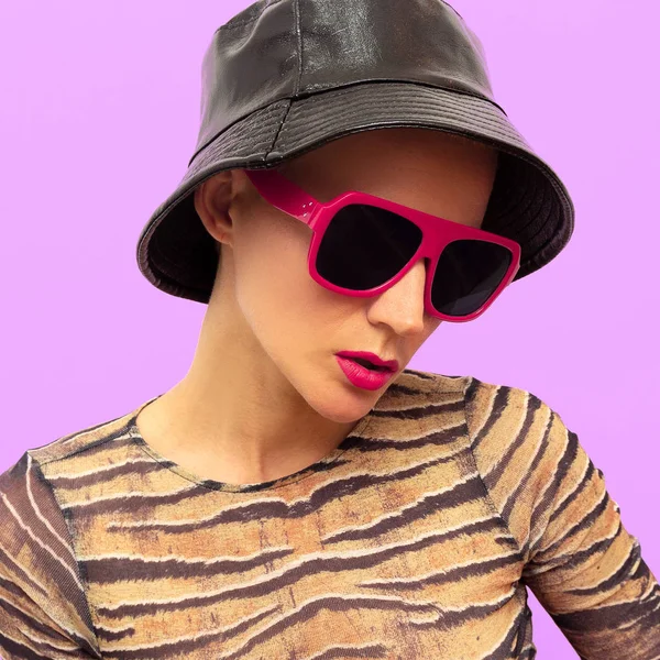 Mode-Swag-Modell. stilvolle Accessoires. rote Sonnenbrille und Hüften — Stockfoto