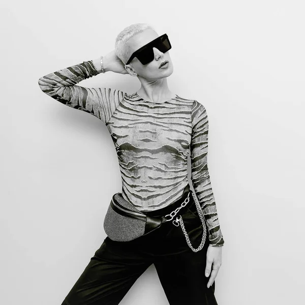 Swag Blonde Modello in eleganti bicchieri e pochette. Accessori — Foto Stock
