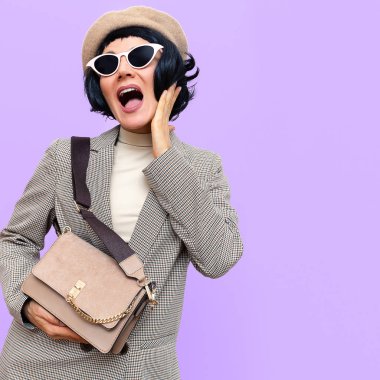 Modaya uygun aksesuarları olan eski moda bayan şıklığı. Sonbahar mevsimi