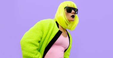 Moda hipster Modeli. Clubbing tarzı. Sokak yağma kıyafeti. Neon 