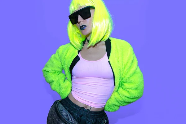 Moda hipster Lady. Clubbing tarzı. Sokak yağma kıyafeti. Neon bir — Stok fotoğraf