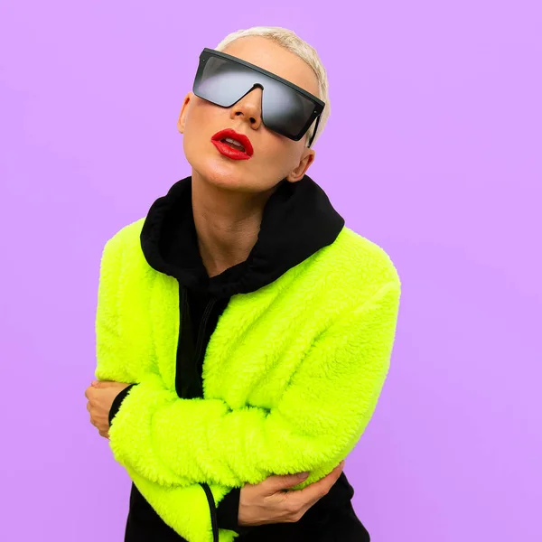 Stylish blonde Model with short hair and trendy sunglasses. Brig — Stock Photo, Image