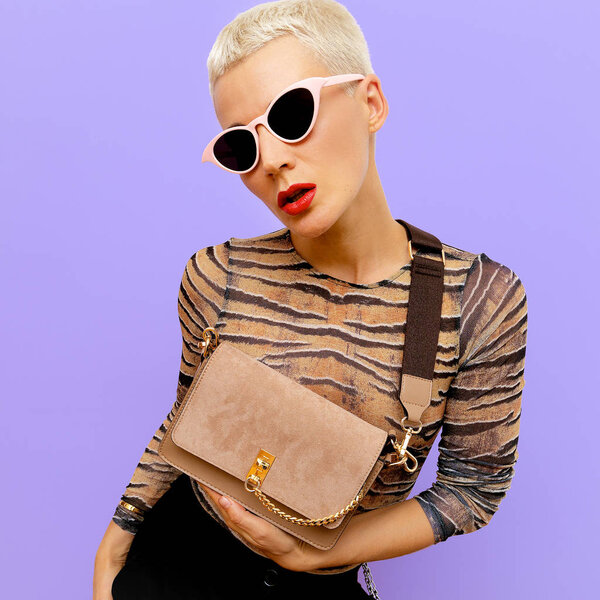 Красивая блондинка в модных аксессуарах солнцезащитные очки и сцепление. A
