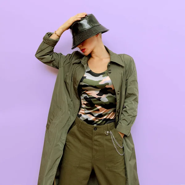 Style militaire Modèle en accessoires de mode panama chapeau et verre — Photo