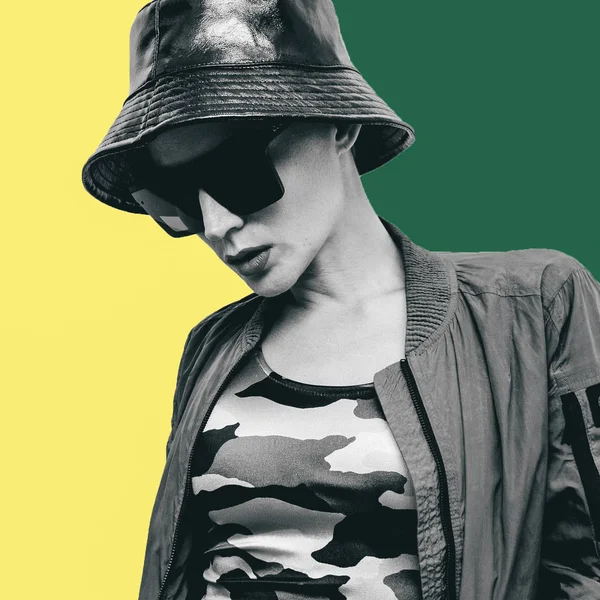 Военный стиль девушка в модных аксессуарах Панама шляпа и стекло — стоковое фото
