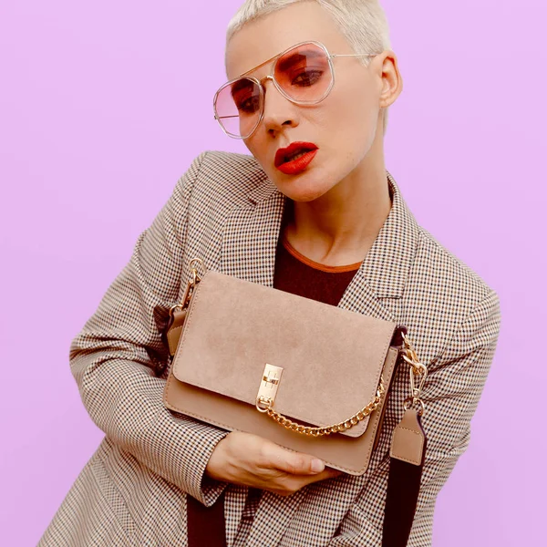 Fashion blonde dame in een geruite vintage pak en stijlvolle acce — Stockfoto