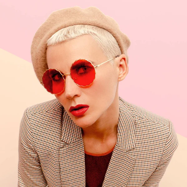 Blondes Model mit kurzen Haaren, modischer Brille und Baskenmütze. Vinta — Stockfoto