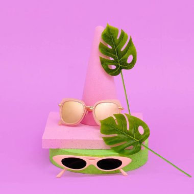 Geometrik kompozisyonda güneş gözlüğü. Minimal düz yatak sanatı. Fas