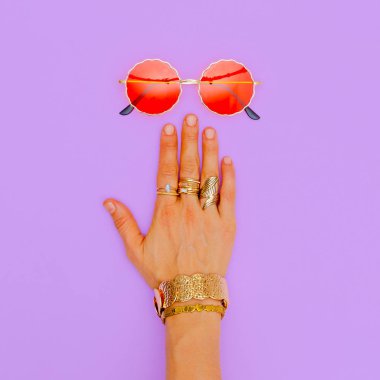 Moda güneş gözlükleri ve şık altın mücevherler. Trends Lady Accesso