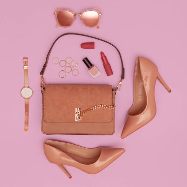 Moda bej kadın çantası, ayakkabılar ve aksesuarlar. Trend evreniName