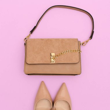 Moda bej kadın debriyajı ve ayakkabıları. Moda düz klasik yatıyordu!