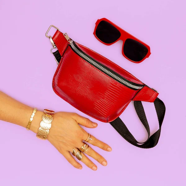 Fashion red clutch and stylish gold jewelry. Sunglasses. Trends — Stock Photo, Image