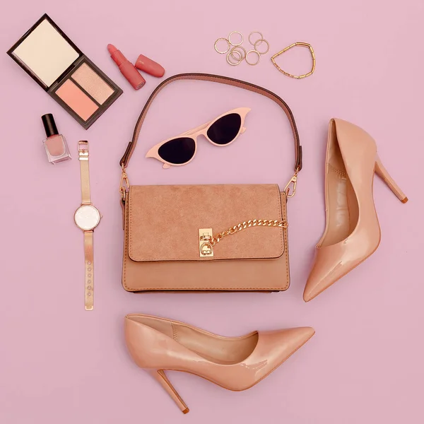 Fashion beige damesclutch tas, schoenen en accessoires. Trend cosm — Stockfoto