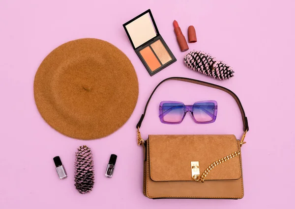 Stylish beige clutch and beret. Fall season flat lay concept — Stock Photo, Image