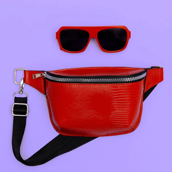Moda kırmızı debriyajı ve güneş gözlüğü. Düzleştirme biçimi — Stok fotoğraf
