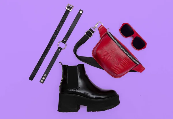 Mode embrayage rouge, bottes plate-forme swag et accessoires en cuir . — Photo