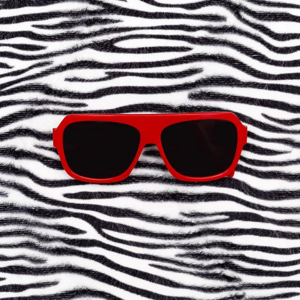 Occhiali da sole rossi alla moda e stampa animalier zebra. Modo safari — Foto Stock