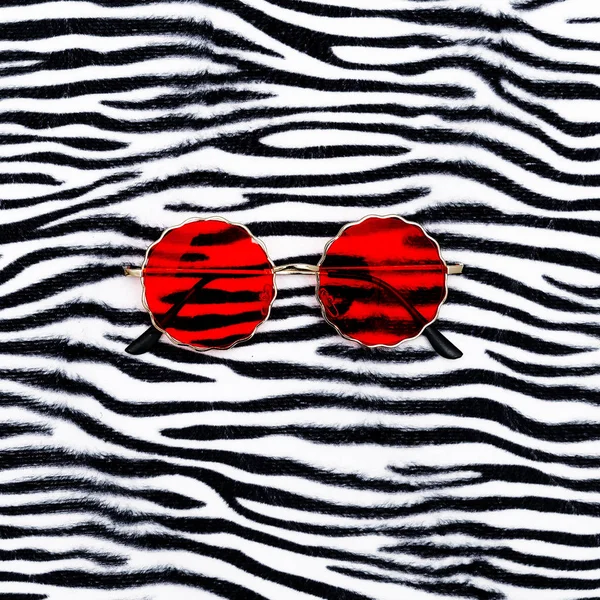 Elegantes gafas accesorias sobre fondo animal de cebra. Piso yacía un — Foto de Stock