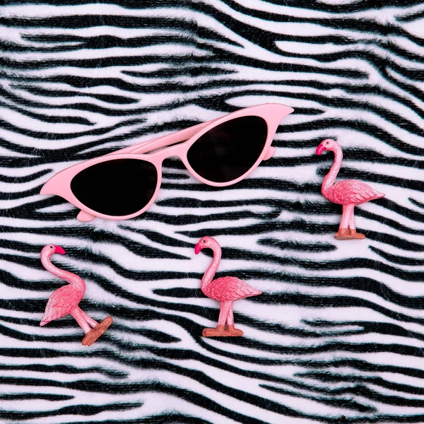 Óculos de sol vermelhos elegantes e impressão animal zebra. Vibrações de safári — Fotografia de Stock