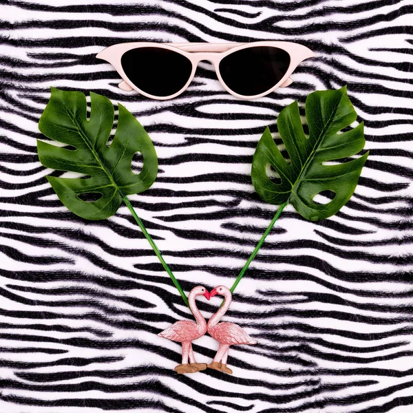 Óculos de sol acessórios elegantes em fundo animal zebra. Plano la — Fotografia de Stock