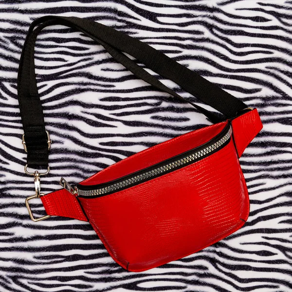 Stílusos piros tengelykapcsoló táska és állati lenyomat — Stock Fotó
