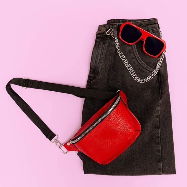 Jeans y moda bolsa de accesorios rojos y gafas de sol. Plano c —  Fotos de Stock